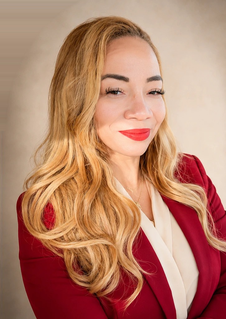Retrato de Eydy Celeste Díaz con blazer rojo